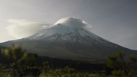 Zeitraffer-Morgendämmerung-Am-Großen-Schneebedeckten-Vulkan,-Der-Wolken-In-Den-Anden-Von-Ecuadors-Cotopaxi-Bildet