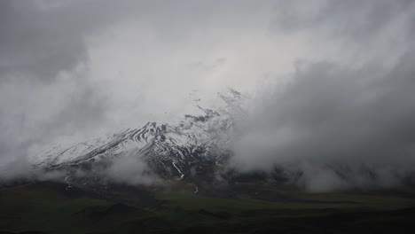 Zeitraffer-Großer-Schneebedeckter-Vulkan,-Der-Wolken-In-Den-Anden-Des-Ecuadorianischen-Cotopaxi-Bildet