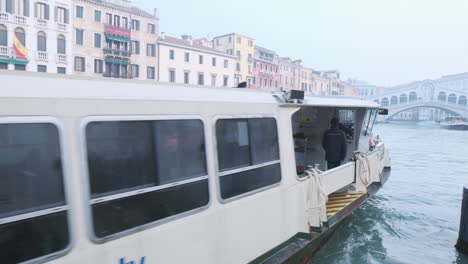 Venedig-Actv-Boot-Verlässt-Die-Haltestelle-Und-Fährt-In-Richtung-Rialtobrücke