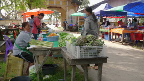 Mujer-Asiática-Vendiendo-Verduras-Frescas-En-El-Mercado-De-Agricultores-En-Tailandia