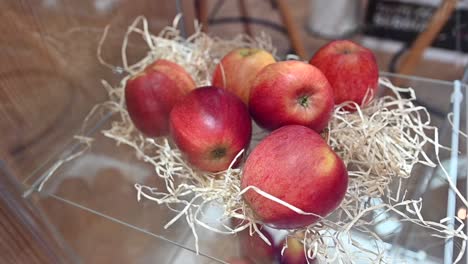 Las-Manzanas-Frescas-Se-Exhiben-Durante-La-Exposición-Gulfood-En-Los-Emiratos-árabes-Unidos