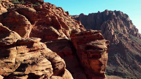 Rote-Felswand-über-Dem-Hellhole-Canyon-In-Kayenta,-Utah