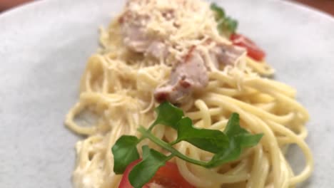 Spaghetti-Mit-Cremigem-Hühnchen,-Traditionelles-Nudelgericht-Der-Italienischen-Kultur-Mit-Frischem-Eigelb,-Original-Geriebenem-Käse,-Saftigem-Hühnchen-Und-Cremiger-Sauce