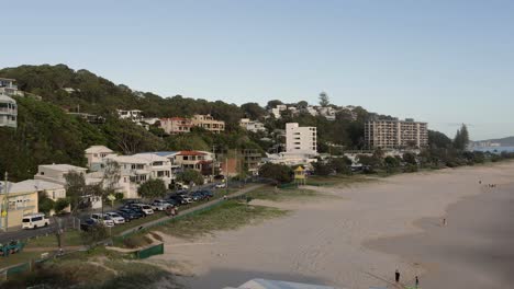 26.-Februar-2023-–-Gold-Coast,-Queensland,-Australien:-Blick-Vom-Currumbin-Beach-Vikings-Surf-Life-Saving-Club-Entlang-Des-Currumbin-Beach-Bei-Sonnenaufgang