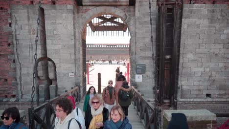 Los-Turistas-Visitan-El-Castello-En-Milán,-Fortificación-Histórica-Del-Castillo-Medieval-De-La-Ciudad