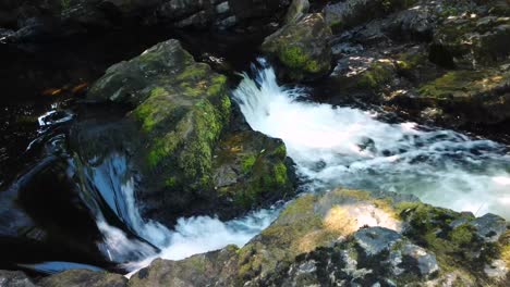 Kleine-Wasserfälle-Am-Fluss-Dart-Am-Rande-Des-Nationalparks-Dartmoor,-England,-Vereinigtes-Königreich