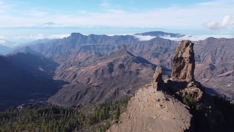 Flug-über-Den-Roque-Nublo,-Einem-Vulkangestein-In-Der-Caldera-Von-Tejeda,-Gran-Canaria,-Kanarische-Inseln,-Spanien