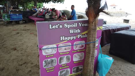Exhibición-De-Pancartas-De-Masaje-Balinés-En-La-Playa-De-Sanur,-Denpasar,-Bali,-Indonesia,-Actividad-Tradicional-Para-Turistas
