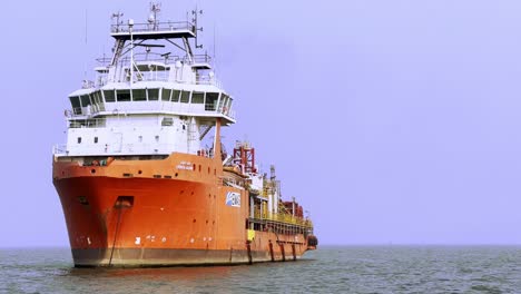 Eine-Aufnahme-Des-Schiffes-Mitten-Im-Meer,-Das-Fracht-In-Der-Nähe-Der-Küste-Von-Mumbai-Transportiert