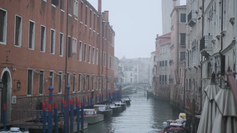 Toma-Estacionaria-De-Un-Gran-Canal-Veneciano-Tranquilo-En-Un-Día-De-Niebla