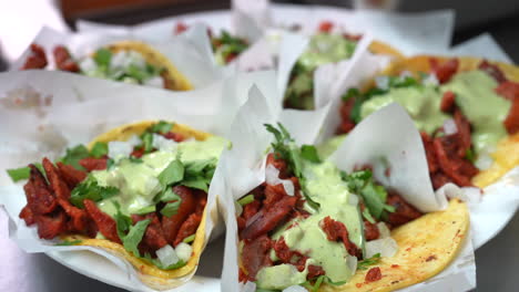 Herzhafter-Blick-In-Zeitlupe-Auf-Straßen-Tacos-Mit-Guacamole-Sauce-Auf-Einem-Teller-–-Food-Truck-Serie