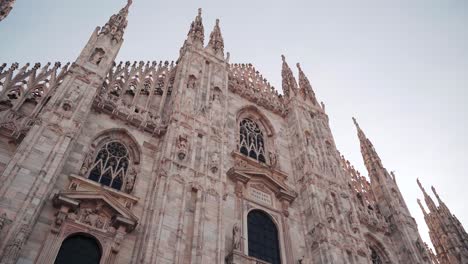 Frontalansicht-Des-Duomo-Milano-In-Mailand-Mit-Menschen,-Die-Auf-Einem-Offenen-Platz-Gehen,-Kamerabewegung,-Blick-Auf-Die-Innenstadt-Einer-Italienischen-Stadt-Mit-Touristen