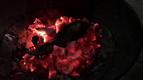 Batata-Asada-En-Un-Carbón-Rojo-Flameado-En-Un-Evento-De-Año-Nuevo