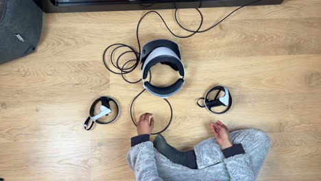 Ein-Junge,-Der-Das-Sony-PS5-VR2-Virtual-Reality-Headset-Auspackt-Und-Aufstellt