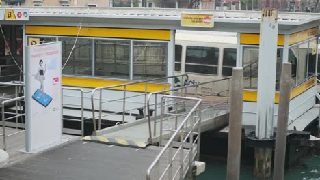 Haltestelle-Des-öffentlichen-Nahverkehrs-In-Venedig-Actv-Boat