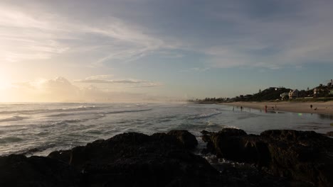 26.-Februar-2023-–-Gold-Coast,-Queensland,-Australien:-Blick-Vom-Currumbin-Beach-Vikings-Surf-Life-Saving-Club-Entlang-Des-Currumbin-Beach-Bei-Sonnenaufgang