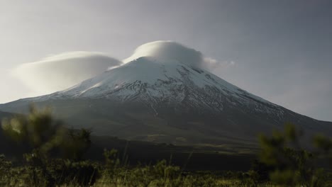 Morgendämmerung-Am-Großen-Schneebedeckten-Vulkan,-Der-Wolken-In-Den-Anden-Von-Ecuador-Cotopaxi-Bildet