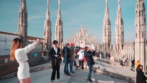Turistas-En-El-Techo-De-La-Catedral-Del-Duomo-Milano-En-Milán