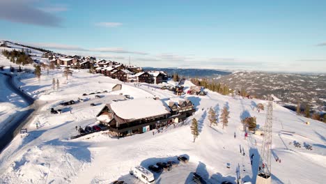 Vista-De-Drones-Del-Campamento-Base-En-La-Famosa-Estación-De-Esquí-De-Norefjell-En-Noruega