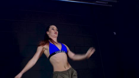 Bailarina-Actuando-En-El-Escenario-Danza-Sexy-Moderna,-Joven-Artista-Femenina