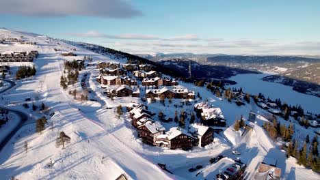 Ein-Filmischer-Blick-Auf-Das-Dorf-Im-Berühmten-Skigebiet-Norefjell-In-Norwegen