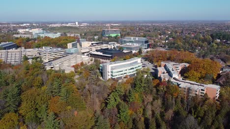 Edificios-Del-Campus-De-Scarborough-De-La-Universidad-De-Toronto-Durante-El-Semestre-Postsecundario-De-Otoño