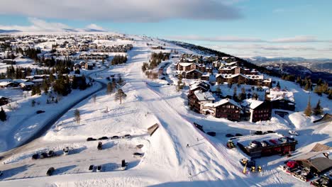 Vista-De-Drones-De-La-Famosa-Estación-De-Esquí-De-Norefjell-En-Noruega
