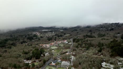 Pueblo-Nevado-Con-Vegetación-En-Invierno-Bajo-Un-Cielo-Nublado-En-Picornio,-En-Galicia