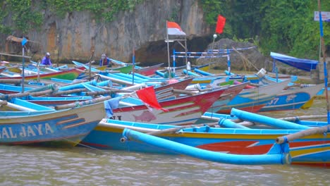 Traditionelle-Fischerboote-Vor-Anker-Im-Hafen---Indonesien-Traditioneller-Fischer