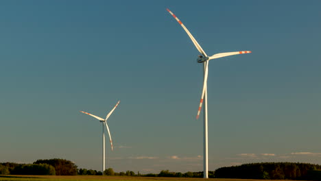 Zeitraffer-Rotierender-Windkraftanlagen-Während-Eines-Farbenfrohen-Sonnenuntergangs-In-Polen