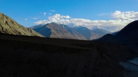 Drone-Elevándose-Sobre-Colinas-En-Gilgit-Baltistan-Región-Del-Norte-De-Pakistán