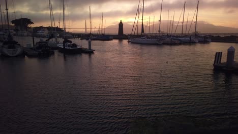 Gimbal-Boomt-Vom-Bootshafen-Bis-Hin-Zum-Nebel,-Der-Zur-Magischen-Stunde-In-San-Francisco,-Kalifornien,-über-Die-Golden-Gate-Bridge-Rollt