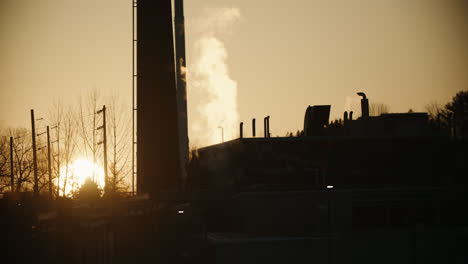 Silhouette-Einer-Chemiefabrik,-Die-Bei-Sonnenuntergang-Giftige-Rauchverschmutzung-Ausstößt