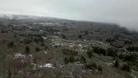 Pueblo-Nevado-Con-Vegetación-En-Invierno-Bajo-Un-Cielo-Nublado-En-Picornio,-En-Galicia
