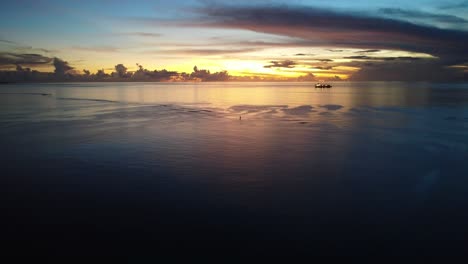 Schrägaufnahme-Eines-Atemberaubenden-Sonnenuntergangs-über-Einem-Ruhigen-Meer