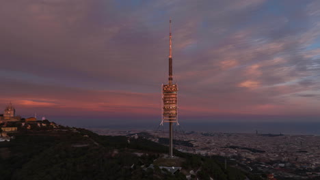 Hyperlapse-Zeitraffer-Des-Antennenturms-Torre-De-Collserola-Bei-Sonnenuntergang-Auf-Dem-Tibidabo-Mit-Der-Stadt-Barcelona-Im-Hintergrund,-Spanien