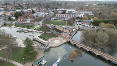 Bootsfahrt-Auf-Dem-Fluss-Avon,-Stratford-Upon-Avon,-England,-Drohnenaufnahme-Der-Stadt