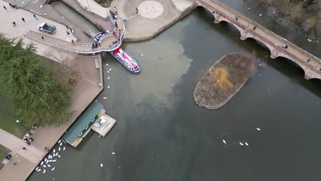 Narrowboat-with-Union-jack-flag-on-roof-Stratford-upon-Avon-England-overhead-birds-eye-view