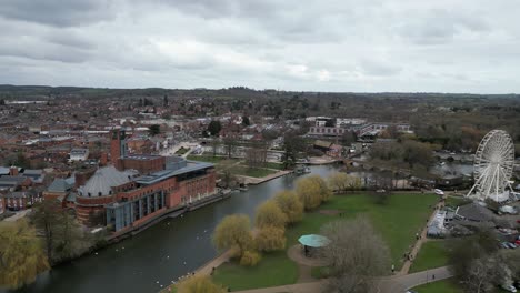 Fluss-Avon-Und-Royal-Shakespeare-Theatre-Stratford-Upon-Avon-England-Drohnen-Luftaufnahme