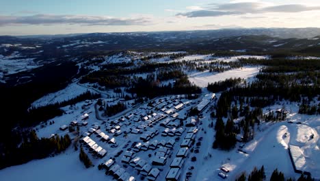 Vista-De-ángulo-Alto-Del-Pueblo-De-Vacaciones-En-Las-Montañas-De-Noruega