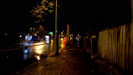 Vehículos-En-Una-Noche-Lluviosa-A-Lo-Largo-De-Una-Calle-Suburbana-De-Sydney