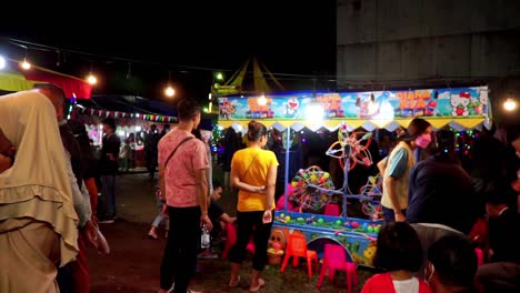 Indonesischer-Nachtmarkt-Mit-überfüllten-Besuchern,-Erwachsenen-Und-Kindern