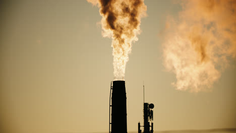Industriefabrik-Leitet-Silhouette-Und-Emittiert-Luftverschmutzungsrauch-In-Die-Atmosphäre