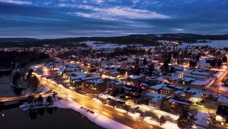 Wunderschöner-Abendlicher-Hyperlapse-Der-Kleinstadt-Vikersund-In-Viken,-Norwegen