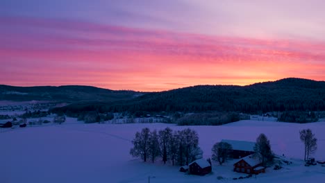 Drohnen-Hyperlapse-Eines-Wunderschönen-Roten-Sonnenaufgangs-über-Dem-Bauernhof-Im-Winter