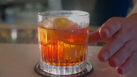Cocktailhersteller-Reinigt-Ein-Beleuchtetes-Cocktailglas