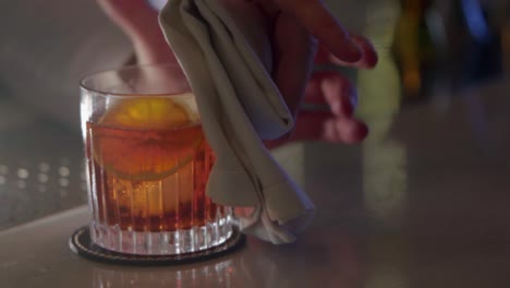 Cocktailhersteller-Reinigt-Ein-Beleuchtetes-Cocktailglas
