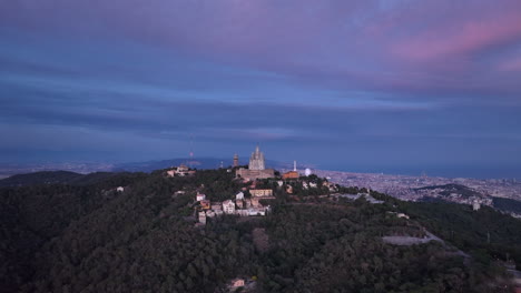Temple-Expiatori-del-Sagrat-Cor-or-Expiatory-Church-of-Sacred-Heart-of-Jesus-on-summit-of-Mount-Tibidabo-in-Barcelona-at-sunset,-Spain