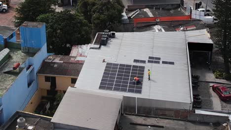 Panel-Solar-En-Construcción-Con-Trabajadores