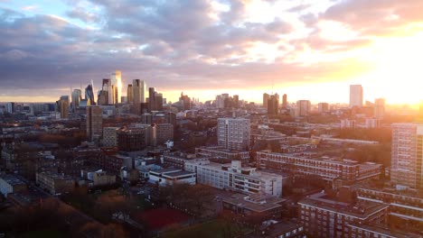 Luftaufnahme-Intensiver-Orange-gelber-Sonnenuntergang-über-Der-Skyline-Von-East-London
